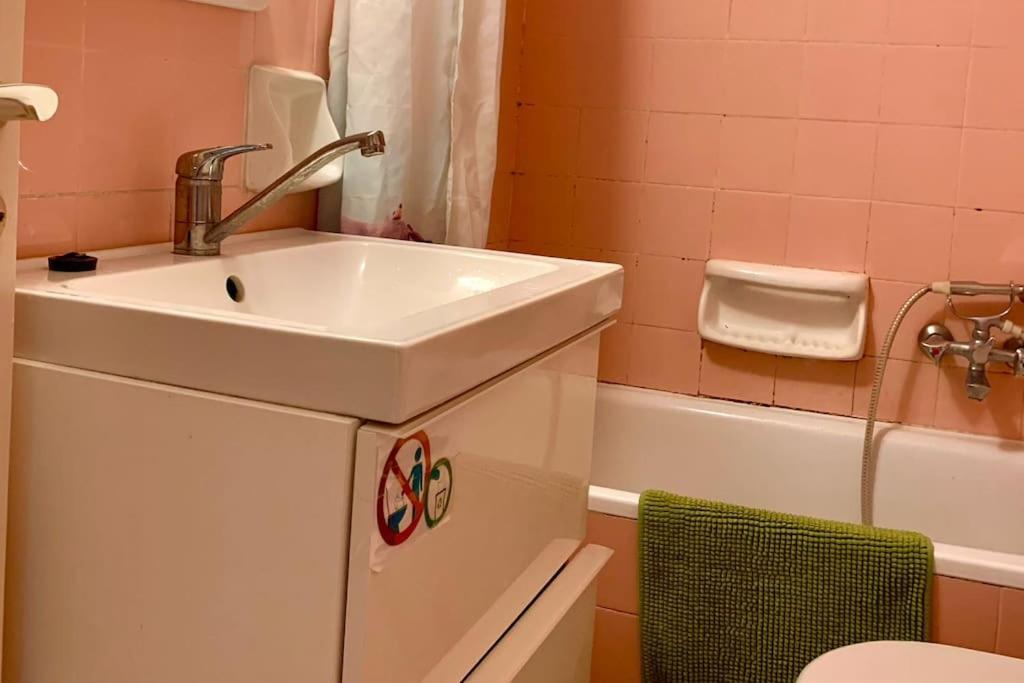 2 Bedroom Apartment 300 Meters Metro Aghios Loanis Athena Bagian luar foto